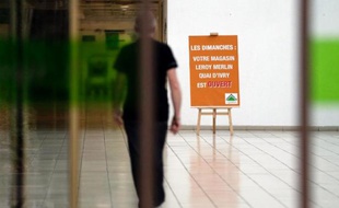 La ministre des Affaires sociales Marisol Touraine a annoncé dimanche que Jean-Marc Ayrault réunirait lundi "les ministres concernés" pour voir comment "faire éventuellement évoluer les choses" dans le dossier du travail dominical, alors que quatorze magasins de bricolage ont bravé l'interdiction d'ouvrir.