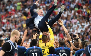 Deschamps porté en triomphe par ses joueurs