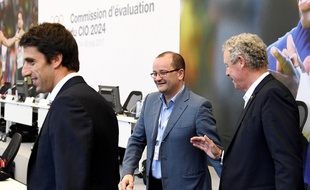 Patrick Baumann (au centre), président de la commission d'évaluation du CIO, en visite à Paris le 14 mai 2017.