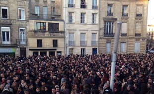 Plus de 2000 personnes rassemblées en soutien à Charlie Hebdo.