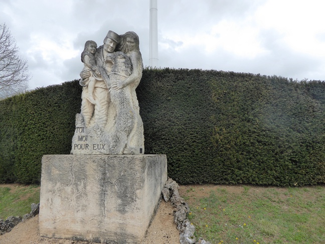 La statue de la place d'armes du CNICG.