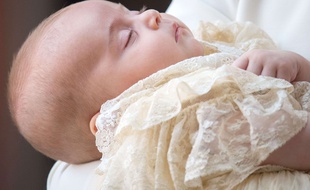 Le prince Louis, troisième enfant du prince William et de son épouse Kate, a été baptisé lundi 9 juillet 2018 lors d'une cérémonie privée au palais Saint James à Londres.