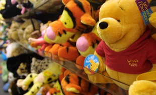 Une peluche Winnie l'ourson