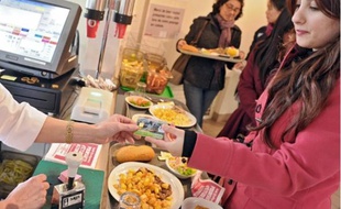 Dans les RU nantais sont servis 1,75 million de repas par an. Bientôt autant de « bips » Moneo.