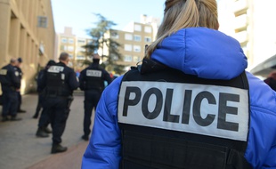 Une policière. (illustration)
