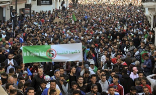 Des centaines de milliers d’algériens ont manifesté contre un cinquième mandat d'Abdelaziz Bouteflika et pour un changement politique, à Alger le 1er mars 2019.