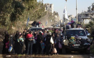 L'ONU et le Croissant rouge ont fait sortir lundi un nouveau groupe de 300 civils assiégés à Homs depuis près de deux ans, portant à un millier le nombre d'habitants évacués en quatre jours de cette ville syrienne dévastée.