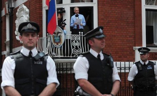 Le fondateur de WikiLeaks, Julian Assange, est apparu pour la première fois publiquement dimanche, sur le balcon de l'ambassade d'Equateur à Londres, remerciant ceux qui l'ont aidé, notamment ce pays, et demandant aux Etats-Unis de cesser la "chasse aux sorcières" contre son réseau.