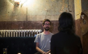 Un homme et une femme lors d'un "shhhh dating", ou rencontre silencieuse dans un bar à l'est de Londres, le 23 septembre 2015