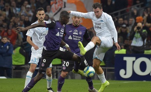 Strootman au duel avec Sanaogo lors de Toulouse-OM.