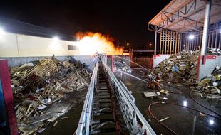Les pompiers ont passé une partie de la nuit à éteindre l'incendie d'un transformateur électrique à Noisy-le-sec