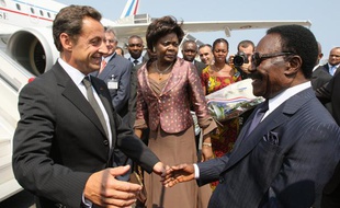 Nicolas Sarkozy accueilli par le président du Gabon, Omar Bongo, le 27 juillet 2007, à Libreville.
