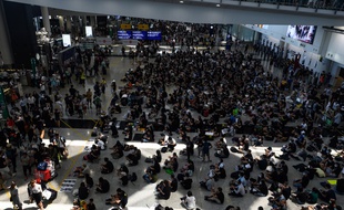 Des milliers de manifestants ont occupé l'aéroport de Hong Kong, le 13 août 2019.