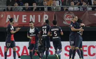 Valenciennes, le 25 septembre 2013. Match comptant pour la 7eme journee du championnat de ligue 1 de football qui opposait le Valenciennes FC (VAFC) au Paris Saint-Germain (PSG) au Stade du Hainaut. Ici la joie des parisiens Cavani et Ibrahimovic (D) apres le but de Cavani.