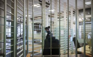 Un gardien pénitentiaire ouvre une porte donnant accès aux détenus se rendant aux parloirs de la maison d'arrêt de Fleury-Mérogis, le 28/05/2020.