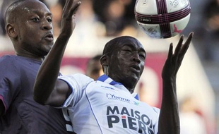 L'attaquant de l'AJ Auxerre, Yaya Sanogo (à droite), lors d'un match de L1 contre Rennes le 23 octobre 2011 à Auxerre.