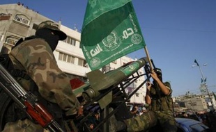 Le Hamas, qui a pris le contrôle de la bande de Gaza en juin 2007 après un coup de force contre le mouvement Fatah de Mahmoud Abbas, a condamné le déploiement de nouveaux policiers palestiniens, affirmant qu'il était destiné à "étrangler" le mouvement en Cisjordanie et à aider Israël.
