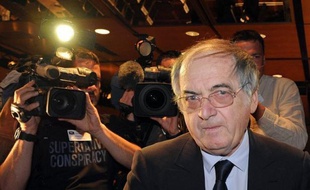Le président de la Fédération française de football (FFF) Noël Le Graët a admis jeudi une "petite divergence de timing" avec Laurent Blanc, qui voudrait que son contrat de sélectionneur soit prolongé avant l'Euro-2012, alors que le dirigeant estime que "le juge de paix est la compétition".