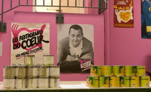 Un poster de Coluche aux restaux du coeur à Paris, le 30 novembre 2015