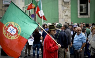 Un manifestant portugais, dans les rues de Lisbonne, le 19 octobre.