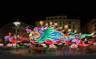 Les lanternes de Zigong sur la place de la République lors de la Fête des lumières 2016.