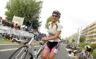 Sylvie Joly a souffert quand elle est montée sur son vélo mais elle a gardé le sourire.