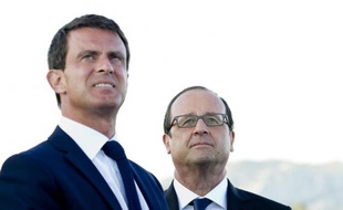 Le Premier ministre Manuel Valls et le président François Hollande, le 15 août 2014 lors du passage de la patrouille de France à Toulon