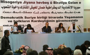 Aldar Xelil (centre) du Mouvement pour une société démocratique, et Hamad Sheikh Shihadeh (droite), chef du clan Naim, s'expriment devant plus de 150 représentants de partis kurdes, arabes ou assyriens à Rmeilan, en Syrie, le 16 mars 2016