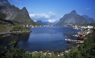 Le fjord de Moskenesoy, dans les îles Lofoten, en Norvège.