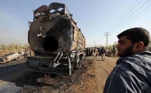 Au moins 10 personnes tentant de récupérer de l'essence ont été tuées et 25 blessées dans la nuit de mardi à mercredi en Afghanistan dans l'explosion d'un camion-citerne qui venait d'être endommagé par une bombe artisanale, ont annoncé les autorités locales.