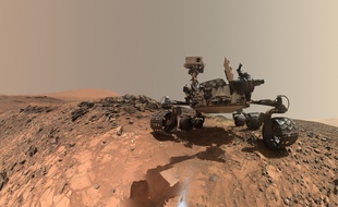 Sur Mars, le robot Curiosity a creusé à la base du Mont Sharp, à l'intérieur du cratère de Gale.