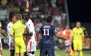 Le Parisien Ezequiel Lavezzi entouré par deux joueurs de l'ACA, le 19 août 2012 à Ajaccio (Corse).