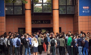 Une proportion importante (27%) et croissante des jeunes diplômés cherchant un travail pensent que leur avenir professionnel se situe à l'étranger plutôt qu'en France, selon un sondage Deloitte-Ifop publié lundi.
