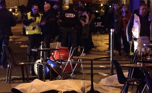 Une victime gît au sol après une fusillade dans le 11e arrondissement de Paris, le 13 novembre 2015.