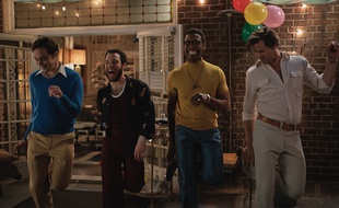 Jim Parsons as Michael, Robin De Jesus as Emory, Michael Benjamin Washington as Bernard and Andrew Rannells dans The Boys in the Band.