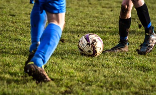 Deux personnes jouant au football. Illustration.