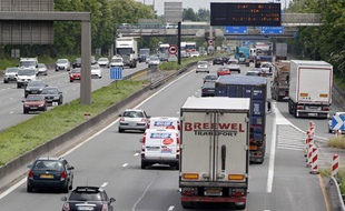 Illustration: des camions transportent des marchandises sur l'autoroute A1.