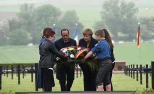 François Hollande, Angela Merkel et quatre jeunes déposent une gerbe le 29 mai 2016 au cimetière allemand de Consenvoye