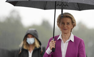 Ursula von der Leyen, la présidente de la Commission européenne, a sorti son parapluie.