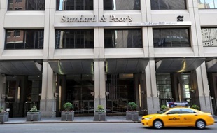 En menaçant lundi d'abaisser de deux crans la note de la France, l'agence de notation Standard and Poor's (S&P) s'est inquiétée des contraintes nouvelles qui pèsent sur le financement des banques françaises et pourraient, selon elle, nécessiter l'intervention de l'Etat pour les renflouer.