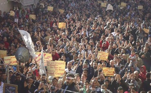 Des manifestants anti-Bachar al-Assad, le 16 décembre 2011, à Homs (Syrie).