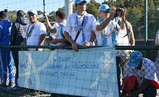Un groupe de supporters tahitiens de l'OM à la Commanderie le 31 mars 2015.
