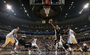 Le meneur de jeu des San Antonio Spurs Tony Parker, le 24 avril 2016, contre Memphis.