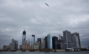 L'arrivée imminente de l'ouragan Sandy sur la côte Est américaine a provoqué dimanche l'annulation de centaines de vols, la fermeture de transports publics et l'évacuation de 375.000 habitants de New York, la plus grande ville du pays, ont indiqué les autorités locales.