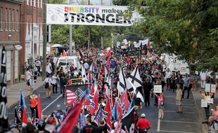 Des centaines de partisans des mouvances d'extrême-droite américaine se sont retrouvés à Charlottesville (Virgine), le 12 août 2017. Des échauffourées ont éclaté avec les militants anti-fascistes.