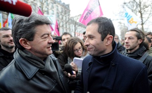 Les hommes politiques Jean-Luc Mélenchon et Benoît Hamon lors d'une manifestation à Paris le 21 janvier 2010