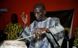 Le percussionniste sénégalais Doudou Ndiaye en avril 2013 à Dakar.