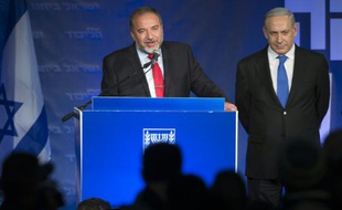 Le Premier ministre israélien Benjamin Netanyahu (d) et Avigdor Lieberman, chef de file populiste du parti de la droite dure Israël Beiteinou, le 22 janvier 2013 à Tel Aviv