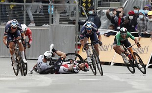 La chute de Caleb Ewan lors de l'arrivée au sprint.