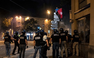 Des policiers déployés dans le quartier de la Guillotière à Lyon après la victoire de l'Algérie sur le Nigeria en Coupe d'Afrique des nations, le 14 juillet 2019.